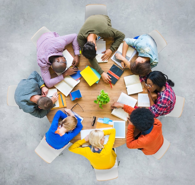 Gruppo di studio di studenti universitari