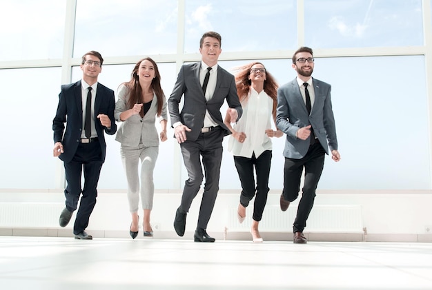 Gruppo di successo di giovani imprenditori in una spaziosa foto dell'ufficio con spazio per la copia