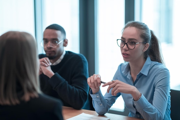 Gruppo di successo di giovani imprenditori multietnici che lavorano e comunicano insieme in cre