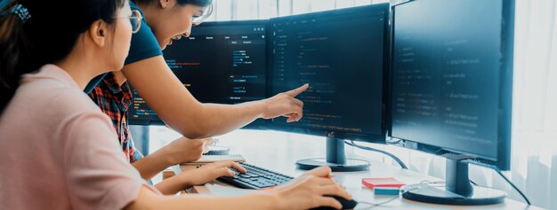 Gruppo di sviluppatori web professionisti discutono sull'analisi dei dati