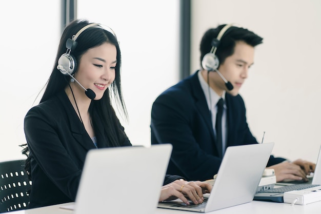 Gruppo di team di personale del servizio clienti di telemarketing nel call center