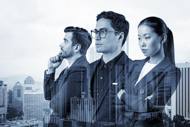Gruppo di tre colleghi di lavoro in giacca e cravatta che sognano nuove opportunità di carriera dopo la laurea MBA Concetto di team aziendale multinazionale Kuala Lumpur sullo sfondo Doppia esposizione