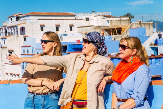 Gruppo di turisti nella famosa città blu.