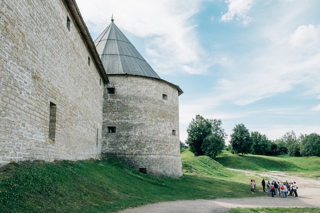 Gruppo di turisti vicino a un'antica fortezza