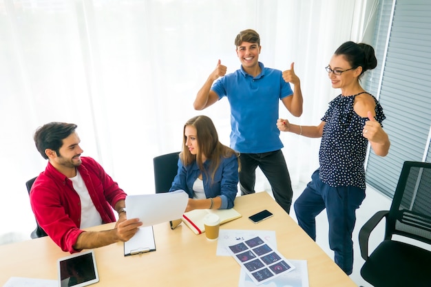 Gruppo di uomini d'affari asiatici e multietnici con abito casual parlando e brainstorming