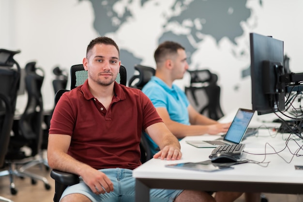 Gruppo di uomini d'affari casual che lavorano su un computer desktop nell'interno moderno dell'ufficio di avvio del piano aperto. Messa a fuoco selettiva. Foto di alta qualità