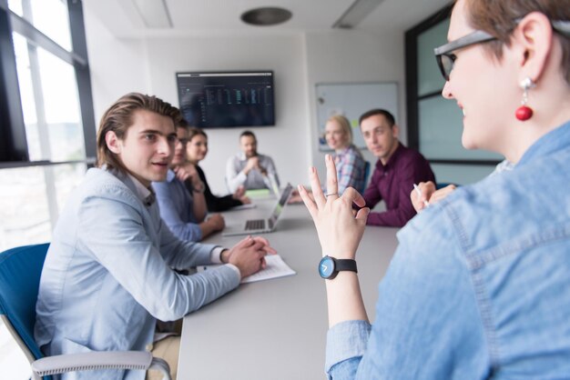 Gruppo di uomini d'affari che discutono del business plan in ufficio