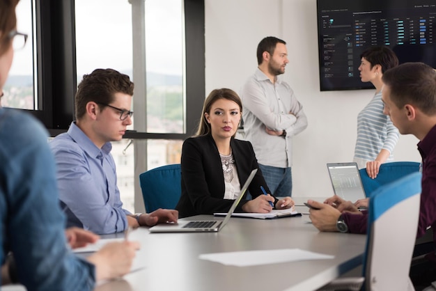 Gruppo di uomini d'affari che discutono del business plan in ufficio