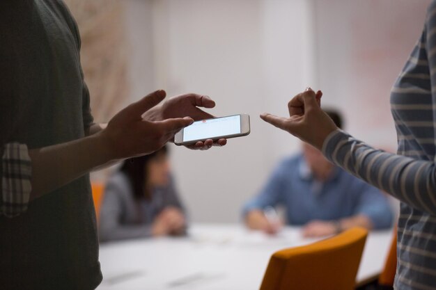 Gruppo di uomini d'affari che discutono del business plan in ufficio