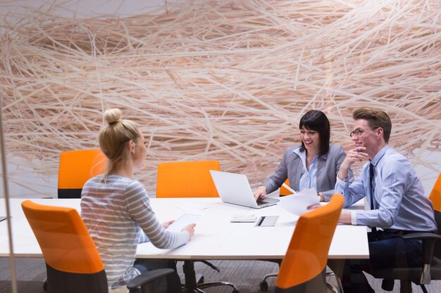 Gruppo di uomini d'affari che discutono del business plan in ufficio