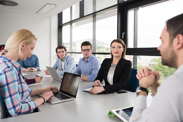 Gruppo di uomini d'affari che discutono del business plan in ufficio