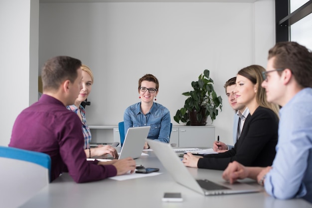 Gruppo di uomini d'affari che discutono del business plan in ufficio