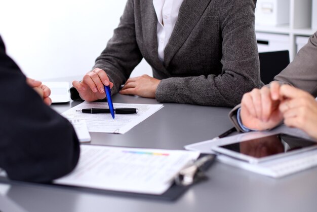 Gruppo di uomini d'affari che lavorano insieme in ufficio.