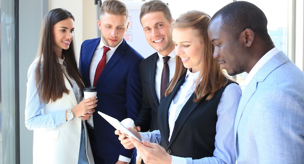 Gruppo di uomini d'affari che lavorano su tablet