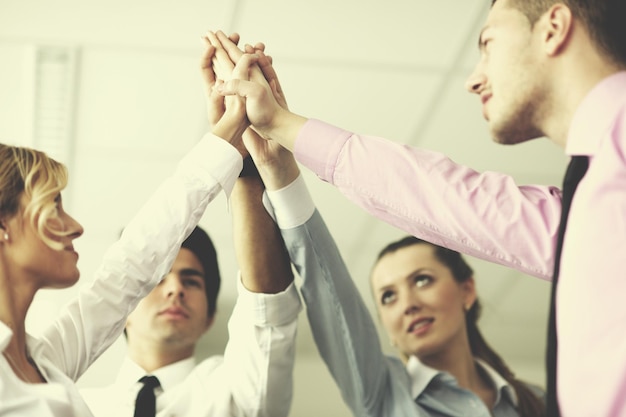 gruppo di uomini d'affari che uniscono le mani e rappresentano il concetto di amicizia e lavoro di squadra, vista ad angolo basso