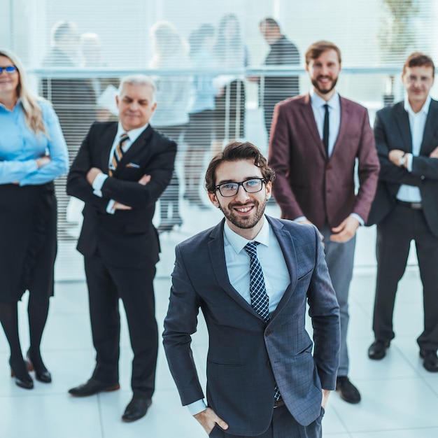 Gruppo di uomini d'affari di successo in piedi in ufficio