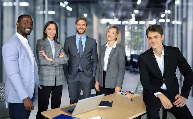 Gruppo di uomini d'affari di successo sullo sfondo dell'ufficio