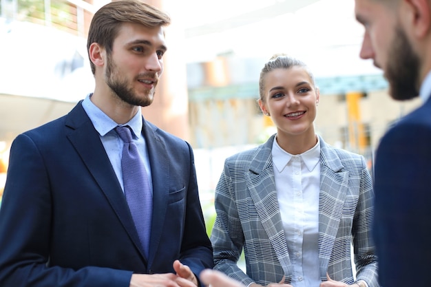 Gruppo di uomini d'affari di successo sullo sfondo dell'ufficio.