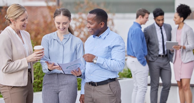 Gruppo di uomini d'affari diversità e parlare fuori dall'ufficio con un sorriso insieme in pausa dal lavoro Discussione di brainstorming e dipendenti in rete con b2b e team delle risorse umane all'aperto