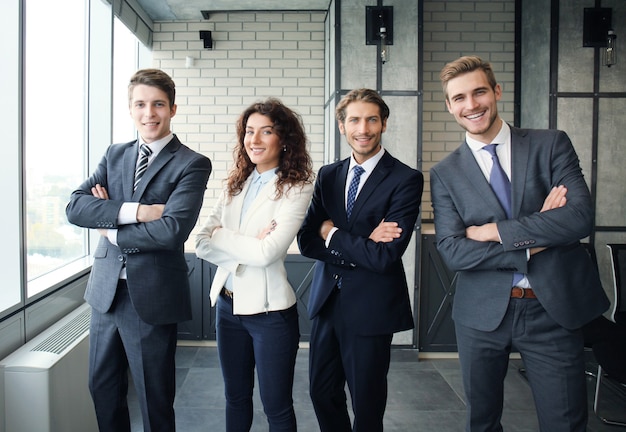 Gruppo di uomini d'affari in piedi insieme in ufficio.