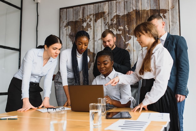 Gruppo di uomini d'affari in ufficio