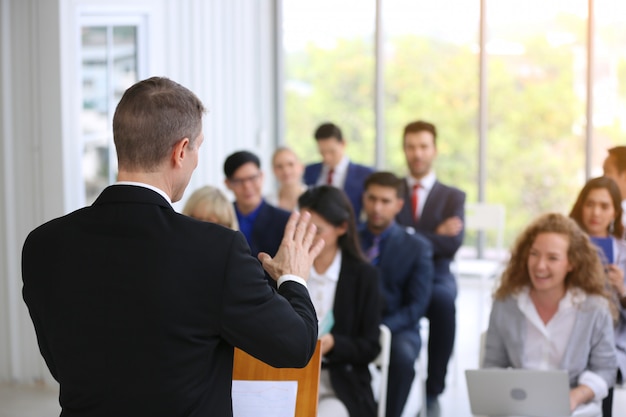 Gruppo di uomini d'affari nella formazione di successo aziendale sul seminario