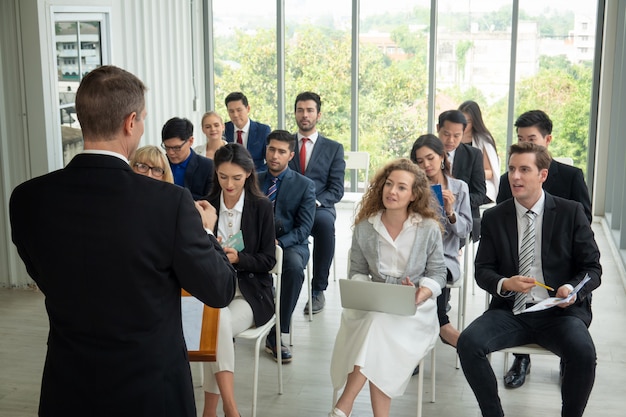 Gruppo di uomini d'affari nella formazione di successo aziendale sul seminario