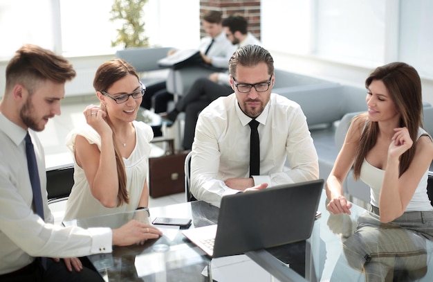 Gruppo di uomini d'affari seduti alla riunione Deskbusiness