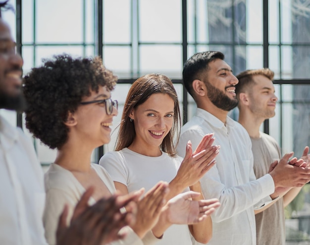 Gruppo di uomini d'affari seduti in fila e che applaudono