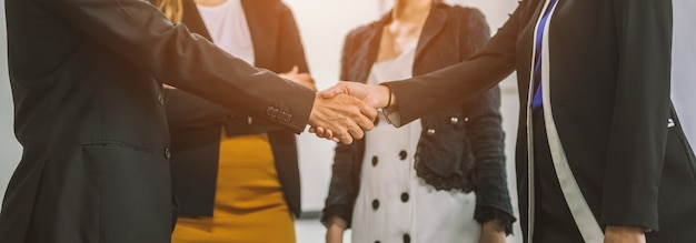 Gruppo di uomini d&#39;affari si stringono la mano.