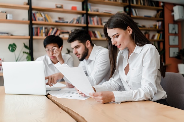 Gruppo di uomini e donna di impiegati che lavorano insieme