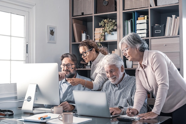 Gruppo di uomini e donne d'affari che lavorano e comunicano insieme in un ufficio creativo