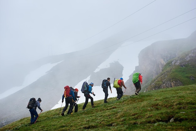 Gruppo di viaggiatori che scalano la montagna