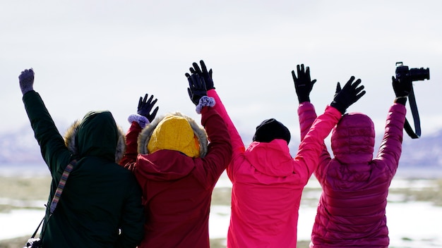 Gruppo di viaggio di viaggio femminile asiatico dei pantaloni a vita bassa in Islanda in vacanza, avventura selvaggia.