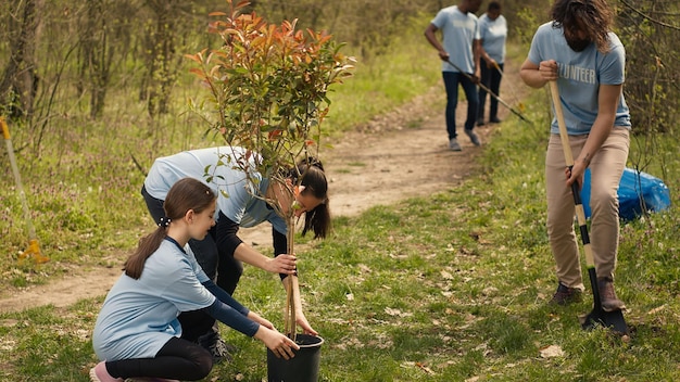 Gruppo di volontari che coltivano l'habitat naturale in una foresta