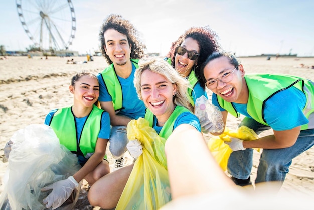 Gruppo di volontari ecologici che raccolgono rifiuti di plastica sulla spiaggia