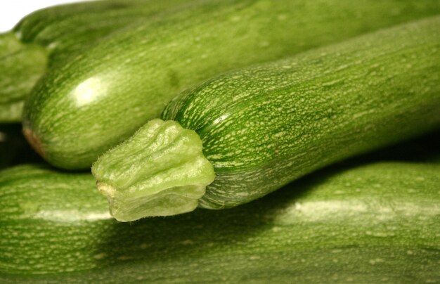 gruppo di zucchine fresche