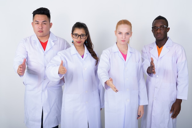 gruppo eterogeneo di medici multietnici che danno la stretta di mano