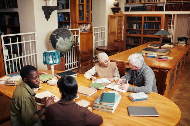 Gruppo eterogeneo di persone in biblioteca