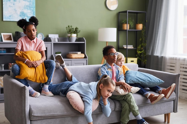 Gruppo eterogeneo di ragazzi che guardano la TV