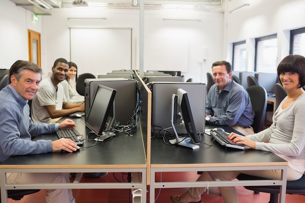 Gruppo felice in una sala computer