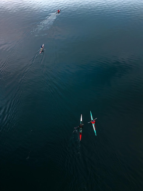 Gruppo in acque libere di sport kayak e canoe vista aerea