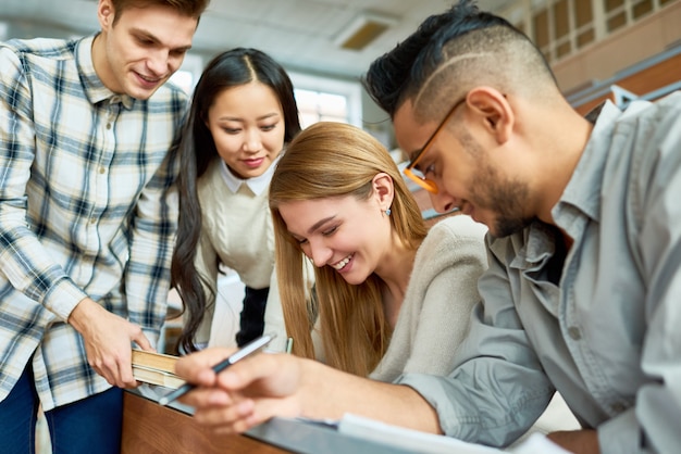 Gruppo internazionale di studenti in classe