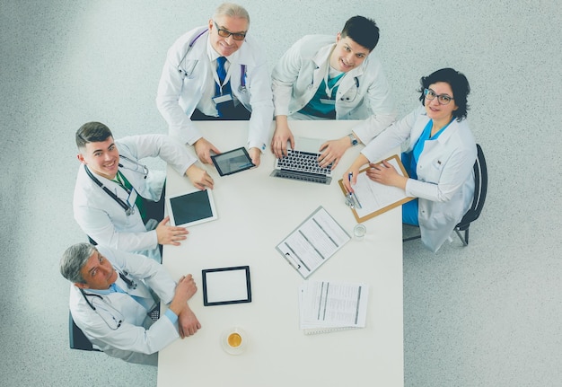 Gruppo medico seduto e discutere al tavolo vista dall'alto