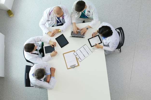 Gruppo medico seduto e discutere al tavolo vista dall'alto