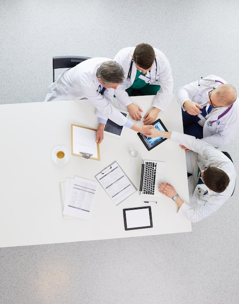 Gruppo medico seduto e discutere al tavolo vista dall'alto