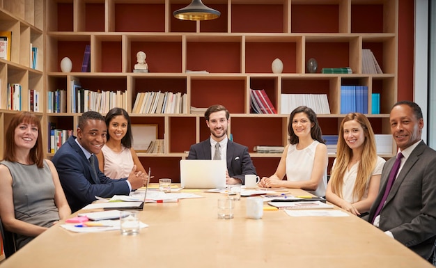 Gruppo medio di persone a una riunione della sala riunioni aziendale