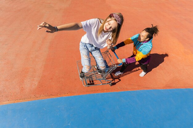 Gruppo multiculturale di giovani amici che si uniscono all'aperto e si divertono - Ragazzi alla moda e alla moda che si riuniscono allo skate park urbano