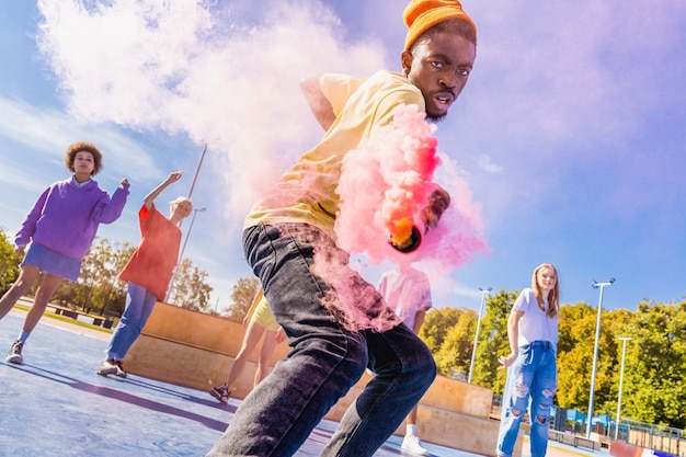 Gruppo multiculturale di giovani amici che si uniscono all'aperto e si divertono - Ragazzi alla moda e alla moda che si riuniscono allo skate park urbano