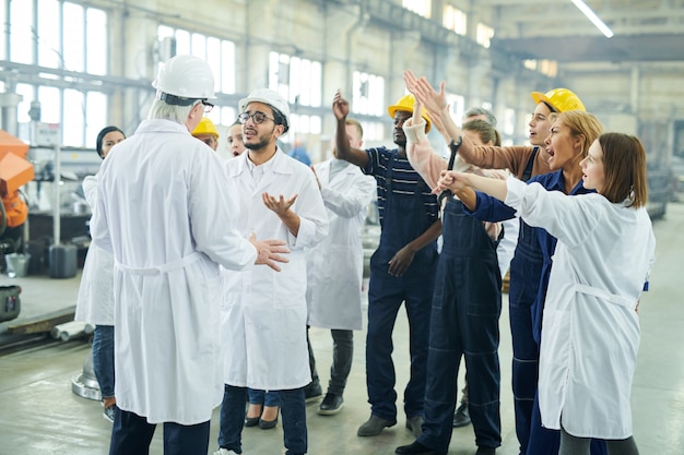 Gruppo multietnico di lavoratori in sciopero